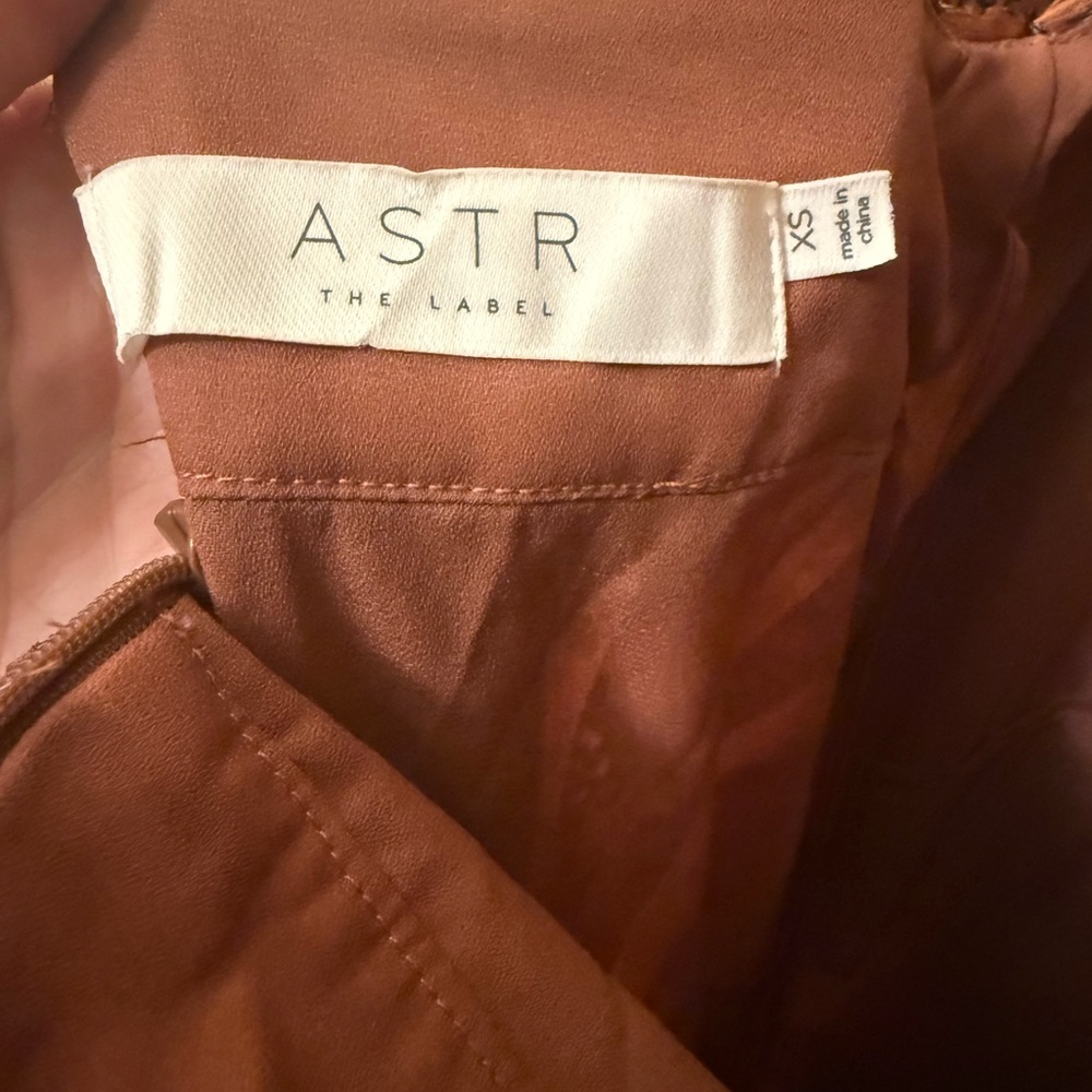 ASTR The Label Anora Maxi Dress XS Copper Floral Tiered Open Back Wedding Guest - Picture 12 of 12